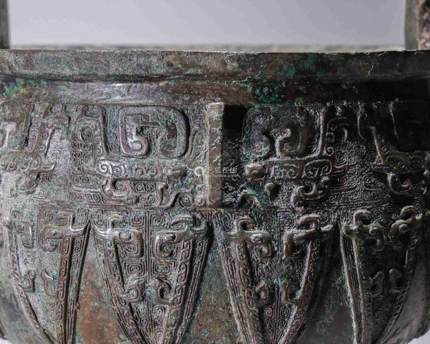 青铜兽面蕉叶纹双耳三足鼎