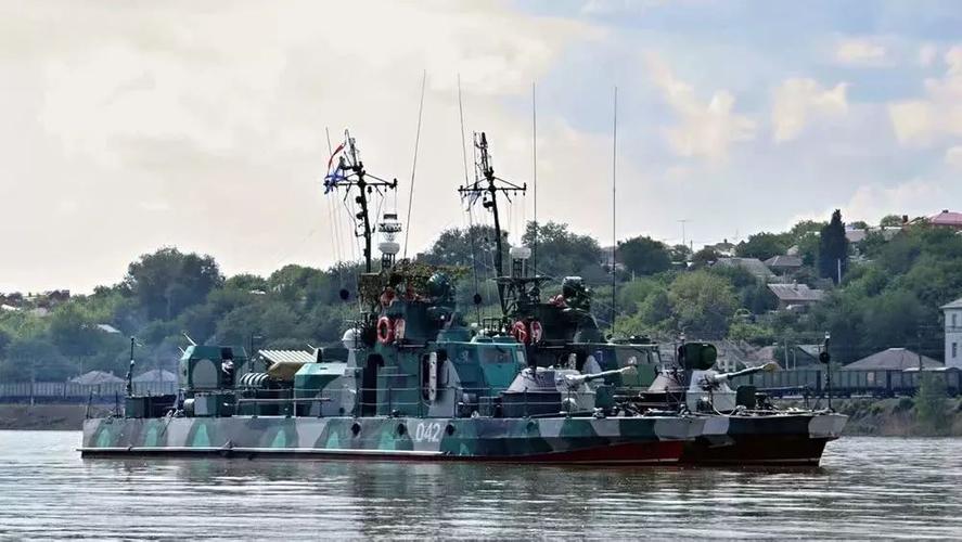 俄乌冲突细节曝光:强击机掠过海峡大桥,特种兵空降强攻俘获乌舰