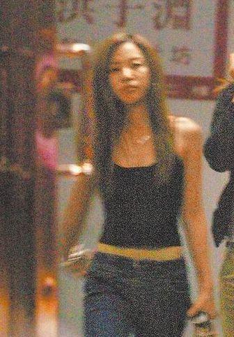 王力宏妻子李靓蕾旧照曝光 曾是小眼睛厚嘴辣妹(二)