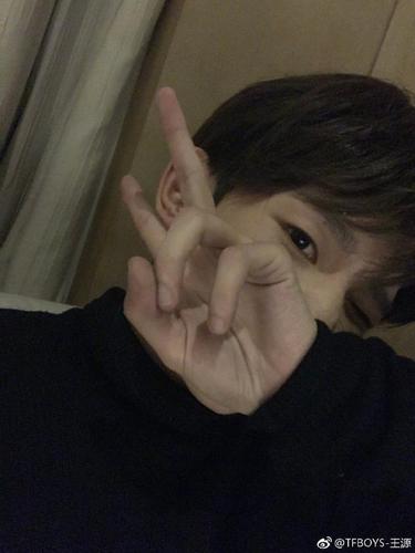 王源深夜晒自拍道晚安 以手遮脸比耶卖萌很可爱|王源