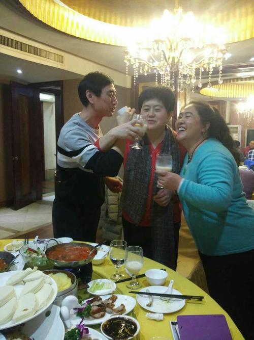 胡国华这么快你就和窦兰英喝上交杯酒了,看回去怎么收拾你.