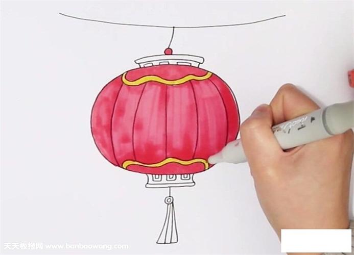 4,现在开始涂色啦,我们先给灯笼涂大红色,顶部和底部的线条涂上黄色