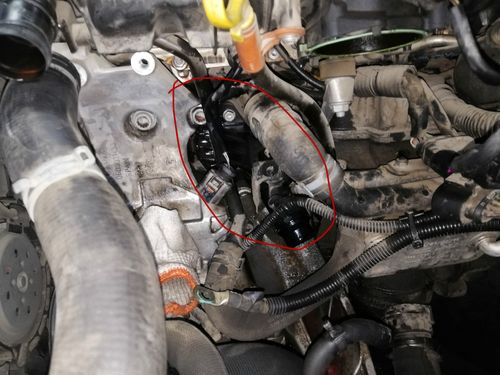更换节温器配件这款节温器位于发电机后部,所以最先做的就是将防冻液