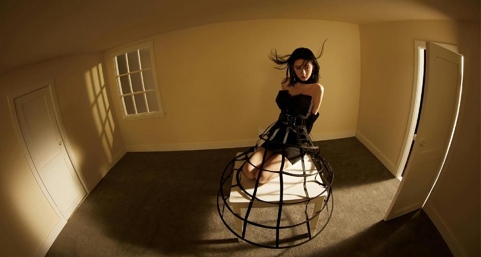 原创宋祖儿性感写真照曝光,跪桌上反手捆绑拍照,再不是小张柏芝