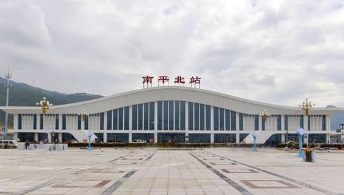 南平北站南龙铁路北起福建省南平市,南抵龙岩市,线路全长248.