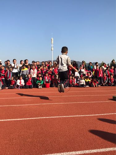 二年级五班运动会 写美篇 接下来是我们运动小将们的跳绳比赛 裁判