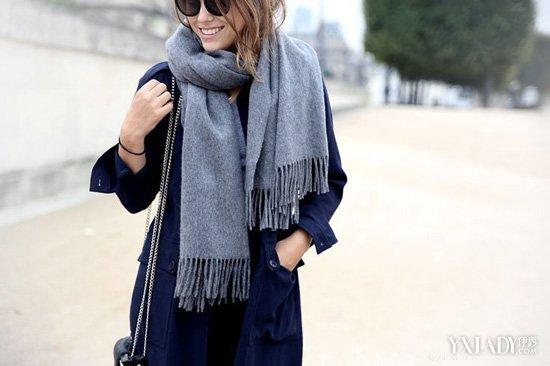 灰色围巾搭配hold住气场 抵御风寒有美感