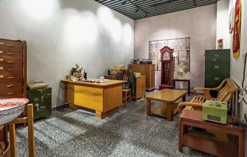 90年代办公室当你步入其中,看着那披在椅子上的米黄色制服,那摆放在
