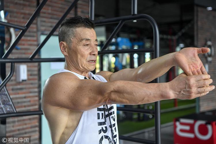 杨新民正在健身训练.