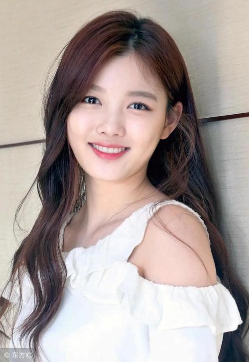 韩国女演员金裕贞的图片