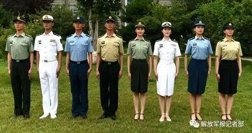 看点 > 正文  07式军服共有礼服,常服,作训服,标志服饰四大类644个