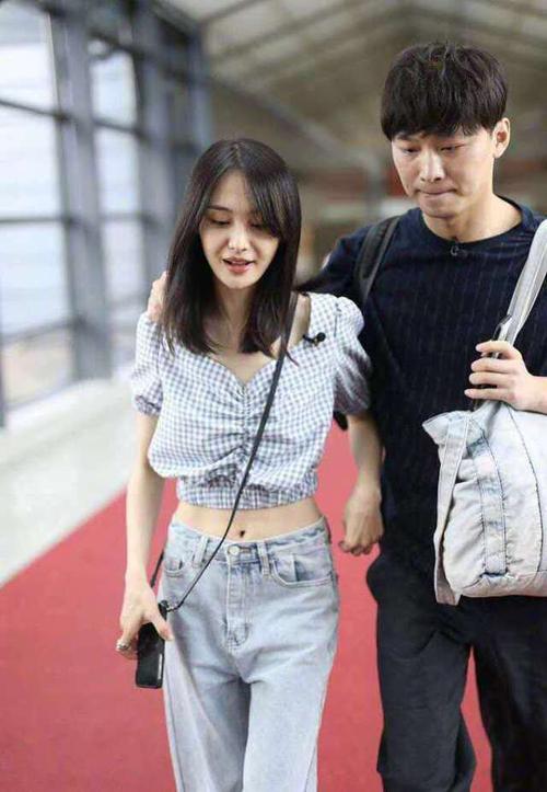 郑爽否认结婚,不否认怀孕,这一刻她的不直爽使人着急