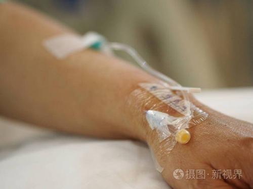 病人在医院病房生理盐水照片-正版商用图片14r0uu-摄