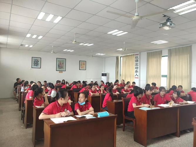 拥抱青春 从心出发 ——嘉善县逸夫小学开展青春期心理健康知识讲座