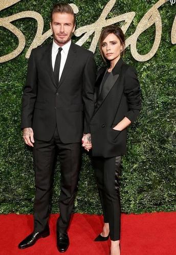 瞧贝克汉姆和贝嫂的时尚穿搭,满满的情侣风,贝嫂女人