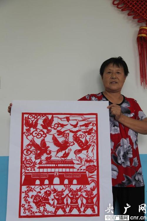 北京农妇"国庆中国梦"剪纸贺国庆