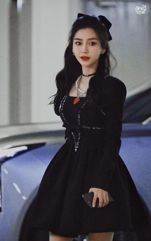 baby穿复古黑裙美艳动人 肤白貌美身段窈窕
