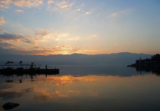 邛海日出 by 哲兵 on 500px