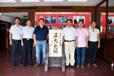 正大集团江苏区猪产业化副总裁,公司总经理吴迎春,公司党委书记兼副总
