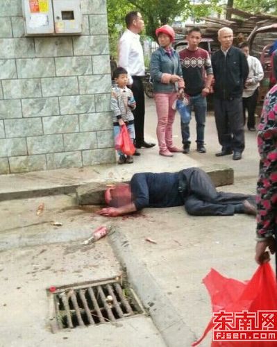 福建:父亲想再婚儿子担心财产被分 当街暴打亲爹(图)(2/10)