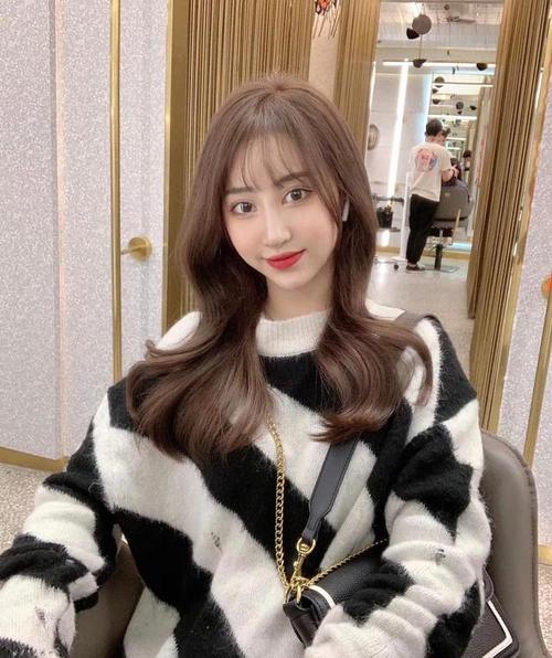 女人染头发别总选黄色系,2020最火的4个发色,谁染谁