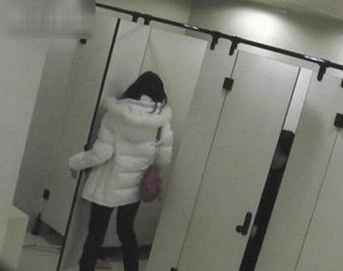 父亲带着女儿去女厕所小便,结果被去厕所的妇女严厉斥责.