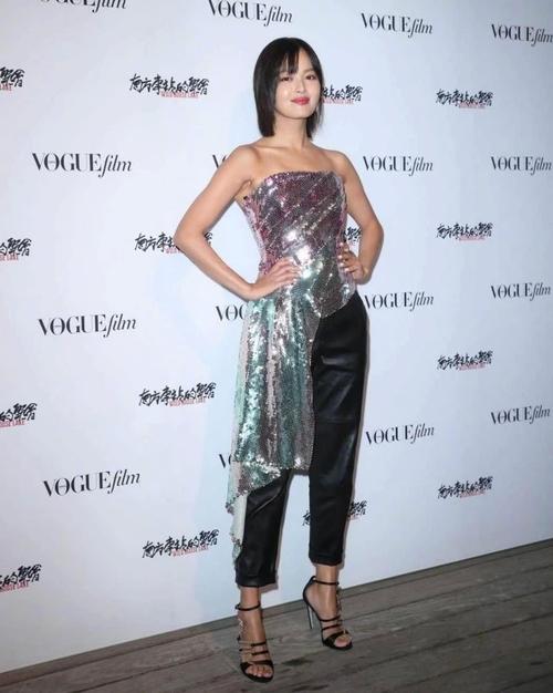 辛芷蕾底子好,她能够hold住各种类型的"工作服".