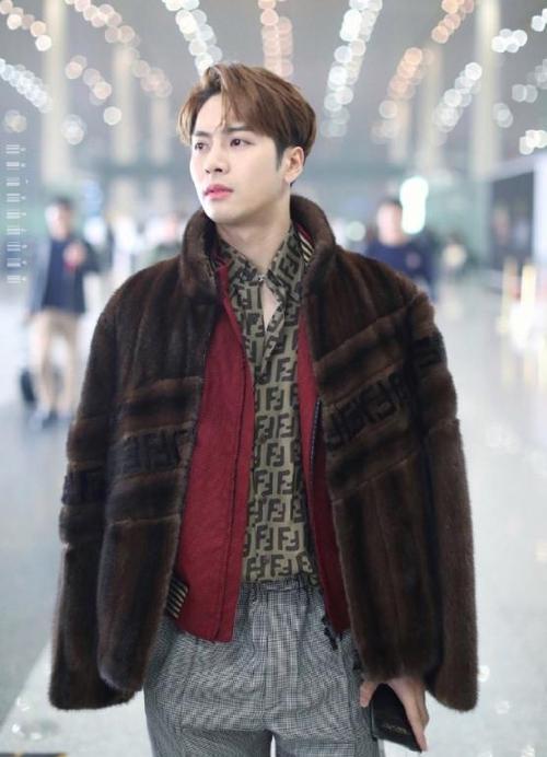 这款皮草外套版型比较正,加上短款的版型很有男子气概,单穿搭配黑色