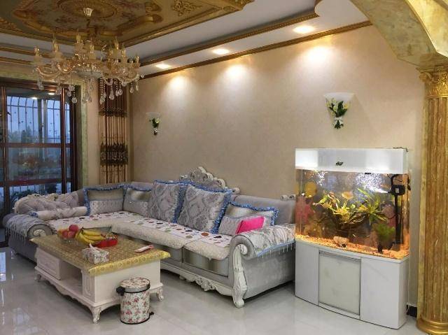 带转角的简欧风客厅沙发特舒适,沙发右边还有一组鱼缸,晚上打开很漂亮