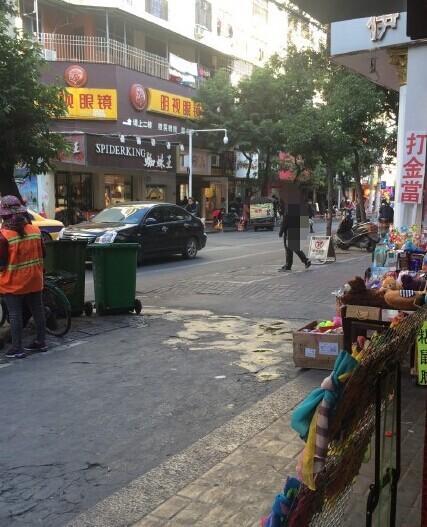 曝福清渔市街猥琐男袭胸 专对长发大眼美女下手(图)