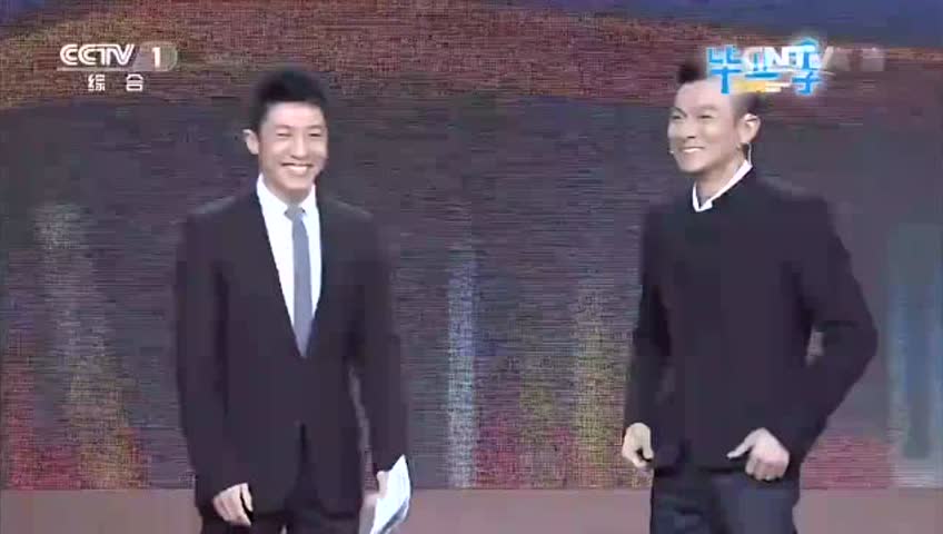 刘德华来到《开讲啦》52岁的他身材没有变