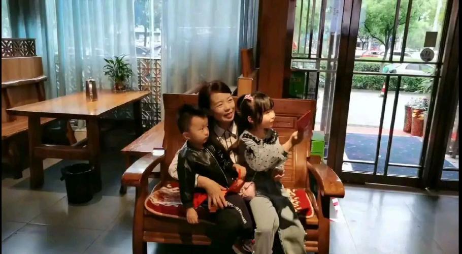 原创许敏夫妇与郭威一家提前过中秋,田静儿女认潘克律师干爷爷惹争议