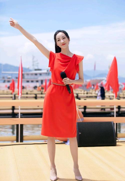 韩雪人美又有气质身穿红色连衣裙搭配尖头高跟鞋耀眼夺目