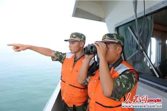 该支队先后派出海警46002艇,海警46041艇开赴三亚港外海海域