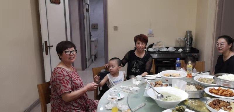 二叔在三女儿马明彧和外孙陪同下来