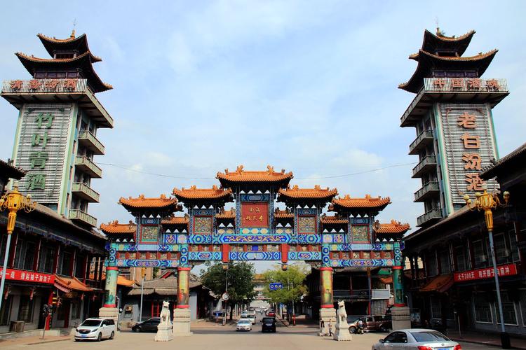 酒都杏花村,位于山西省汾阳市城北的太汾公路北侧,有青银