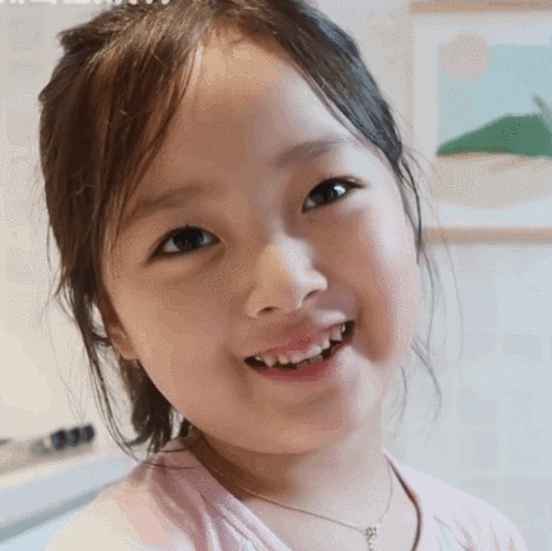 权律二最新表情包出炉,撒娇卖萌显生硬,长大了有点放