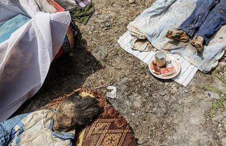 盘点奇特风俗:印尼人挖出亲人尸骨精心打扮过节