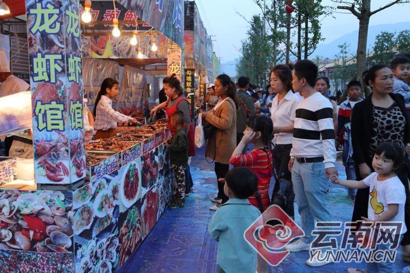 中国摸你黑狂欢节沧源特色美食受游客热捧