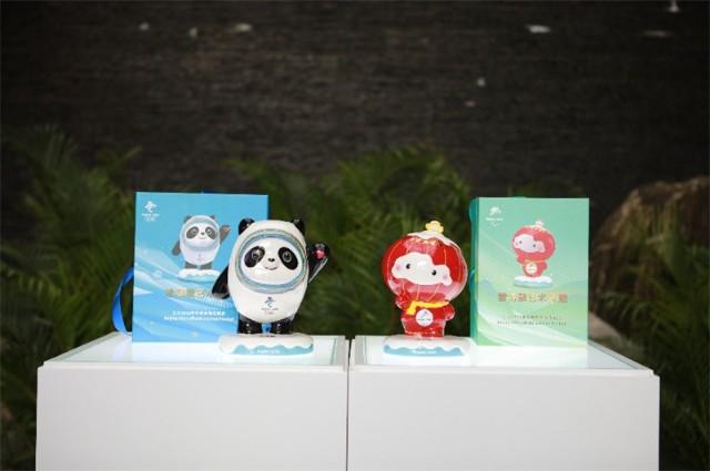 陶瓷艺术瓷雕冰墩墩和雪容融在京首发上市