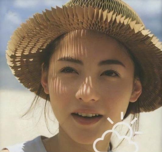 虽然今年已经41岁,但张柏芝的模样与年轻时并未有什么变化,依旧保持