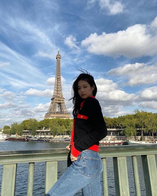blackpink jennie对法国念念不忘 4度巴黎铁塔前留倩影