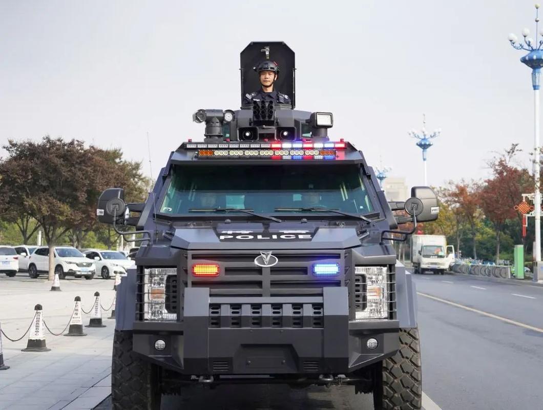 霸气!泗洪警方新添防暴利器"剑齿虎"装甲车