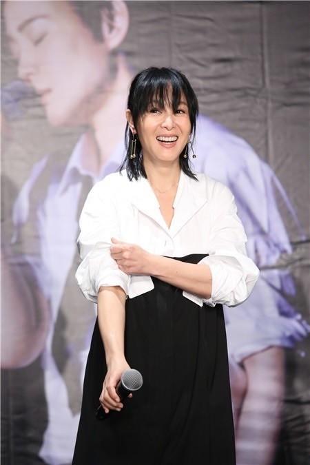 刘若英录节目的近照,52岁还有清纯气质,但偶遇真人素颜也苍老!