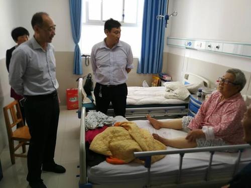 在得知他所分包的五保贫困户杨家文妻子李秀英因脑梗塞被驻村工作队