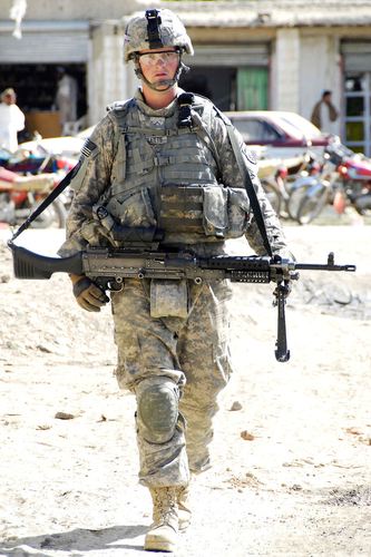 详细说明这个美军士兵身上的装备