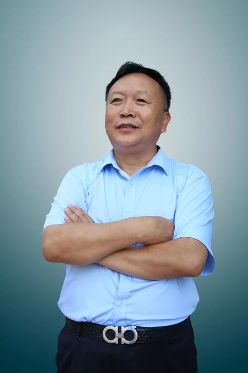 甲秀小学校长汪伟好学校苦出来