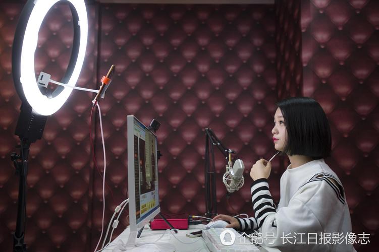 网络主播经济公司内有各色主题的直播间,图为其中一间.