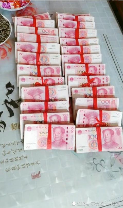 农村新人订婚排场大,25万现金加一车礼品,网友:娶不起