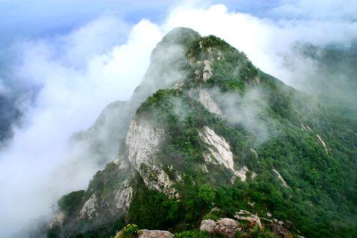  p>南召五朵山是久负盛名的历史名山,《山海经》称其"依帝山"